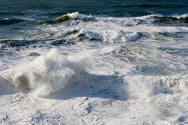 la mer orageuse - marée photos et images de collection