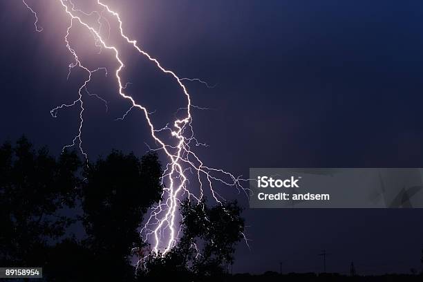 Meetingraum Thunderbolt Stockfoto und mehr Bilder von Abfackelschornstein - Abfackelschornstein, Blendenfleck, Blitzbeleuchtung