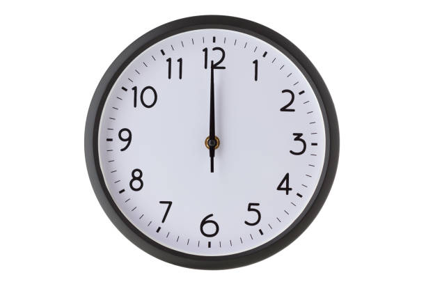 horloge murale ronde bureau blanc, minuit ou midi - clock face clock time deadline photos et images de collection