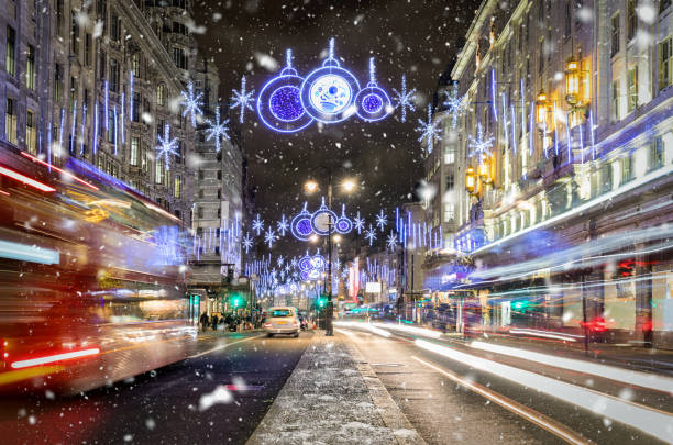 una strada principale dello shopping a londra in inverno - london england christmas snow winter foto e immagini stock