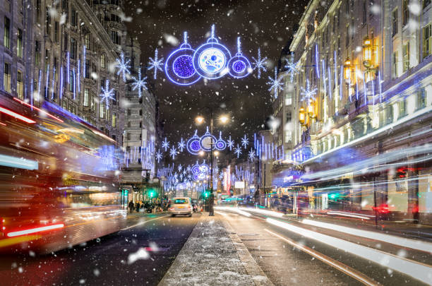 торговая улица в лондоне зимой - london england christmas snow winter стоковые фото и изображения