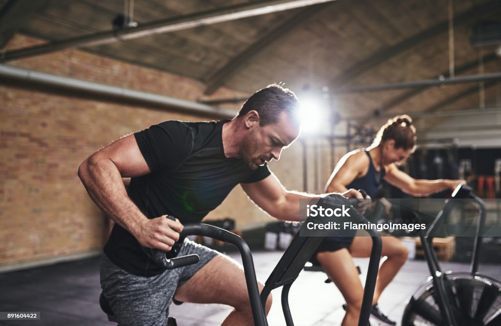 Mann und Frau training mit Fitnessgeräten - Lizenzfrei Schweiß Stock-Foto