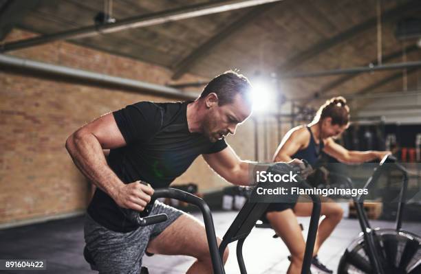 Mann Und Frau Training Mit Fitnessgeräten Stockfoto und mehr Bilder von Schweiß - Schweiß, Fitnesstraining, Trainingsraum - Freizeiteinrichtung