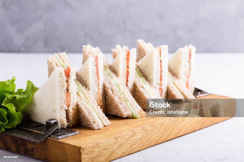 Piatto panini al tè inglese - Foto stock royalty-free di Panino ripieno
