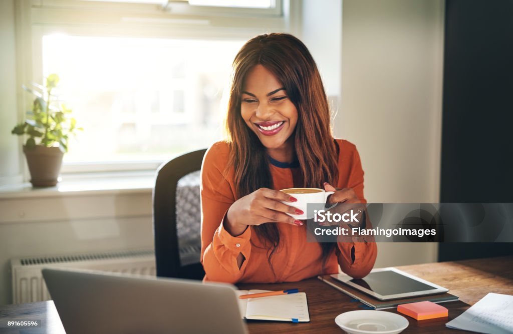 Junge Frau Kaffee trinken während der Arbeit von zu Hause aus Lachen - Lizenzfrei Kaffee - Getränk Stock-Foto