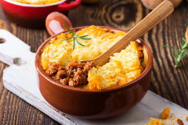 piatto con carne macinata e purè di patate - food and drink cheese grated bowl foto e immagini stock