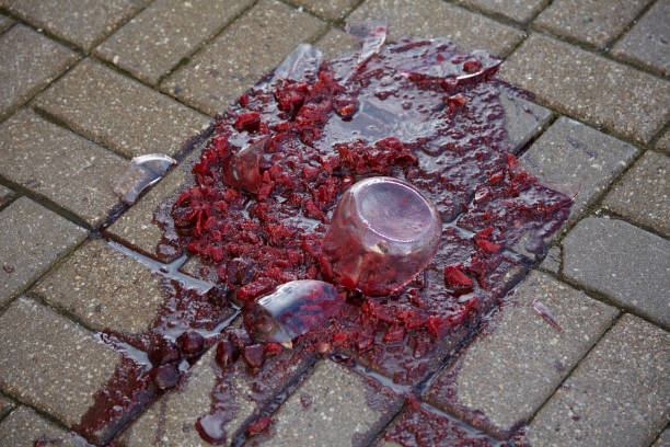 bottiglia fracassata di marmellata di fragole sul marciapiede - close up of a broken bottle, street foto e immagini stock