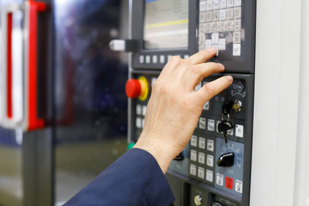 Operador Con Centro De Mecanizado Cnc Foto de stock y más banco de imágenes de Máquina CNC - Máquina CNC, Operadora de central telefónica, Trabajador de línea de montaje - iStock Operador Con Centro De Mecanizado Cnc Foto de stock y más banco de imágenes de Máquina CNC - Máquina CNC, Operadora de central telefónica, Trabajador de línea de montaje - iStock