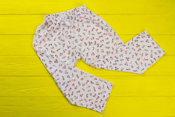 istock Roomy pants with floral print 891634730