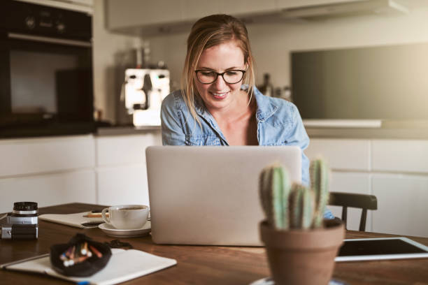 istock Entrepreneur working on her small business at her kitchen table 891644364