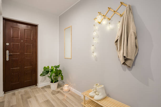 Entryway with gray walls Simple entryway with gray walls, wooden door and shoe bench coat rack home stock pictures, royalty-free photos & images