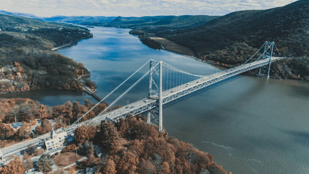 oso montaña puente de antena vista - bear mountain bridge fotografías e imágenes de stock