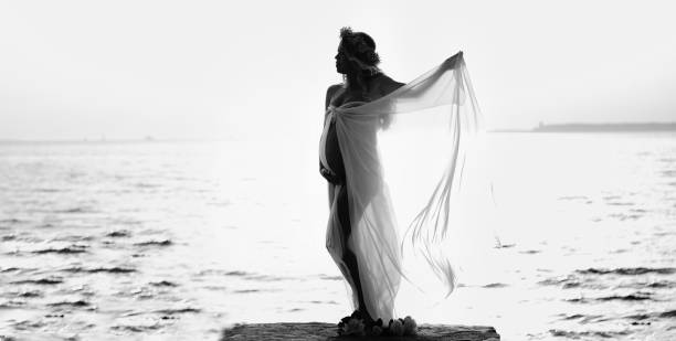 istock Silhouette of a pregnant woman 891712208