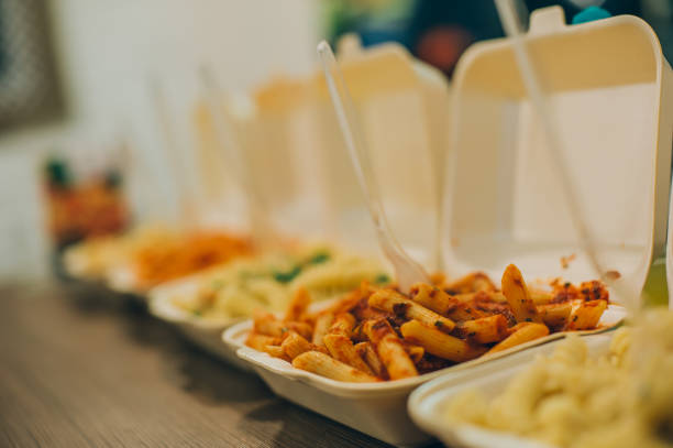 gruppo di più pacchetti di pasta e spaghetti. fast food - terra cotta pot foto e immagini stock