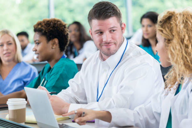 classe de atendente masculino estudante de medicina - male black medical student mature student - fotografias e filmes do acervo