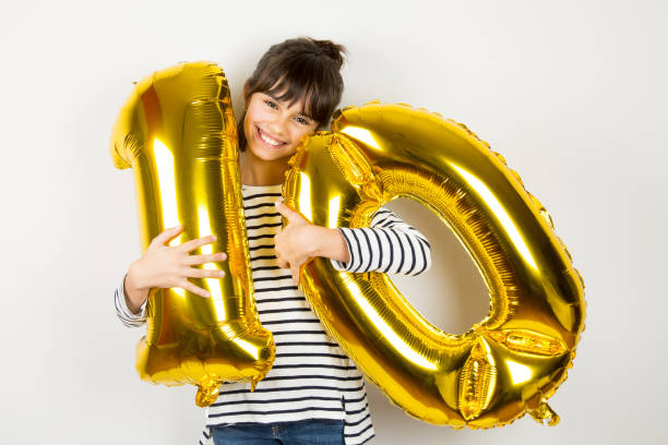 dieci festeggiata con palloncini d'oro - 10 11 anni foto e immagini stock