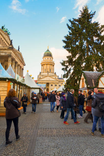 weihnachtsmarkt in berlin - berlin germany germany urban scene shopping bag stock-fotos und bilder