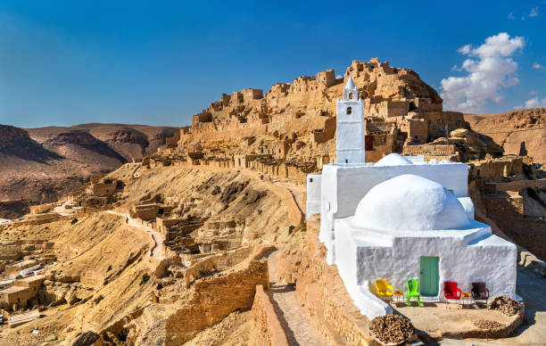chenini, camide bir müstahkem bir berberi köyü güney tunus - tunisia stok fotoğraflar ve resimler