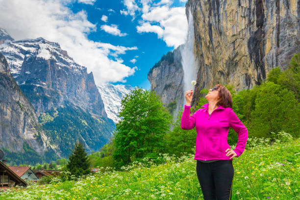 春のスイス アルプスのハイキング。ラウターブルンネン, スイス, ヨーロッパ - climbing mountain climbing rock climbing women ストックフォトと画像