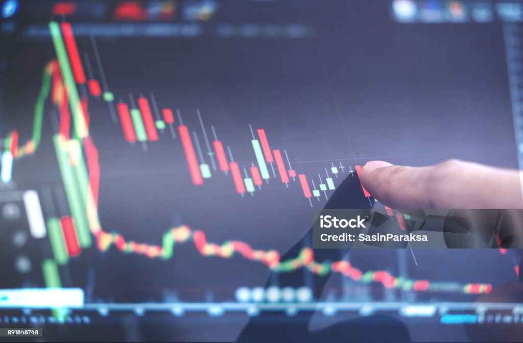 증권 거래소 시장 차트에 가리키는 손가락 - 로열티 프리 증권 시장과 거래소 스톡 사진