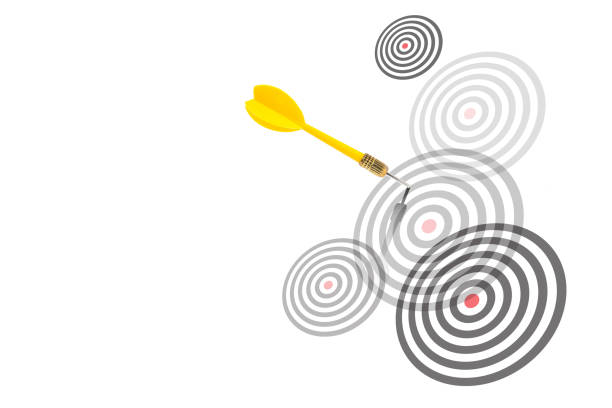 troppi obiettivi su cui concentrarsi - target dartboard bulls eye dart foto e immagini stock