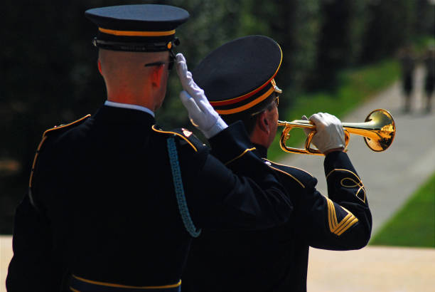 armaturen, arlington staatsangehörig-kirchhof - tomb tomb of the unknown soldier arlington national cemetery place of burial stock-fotos und bilder