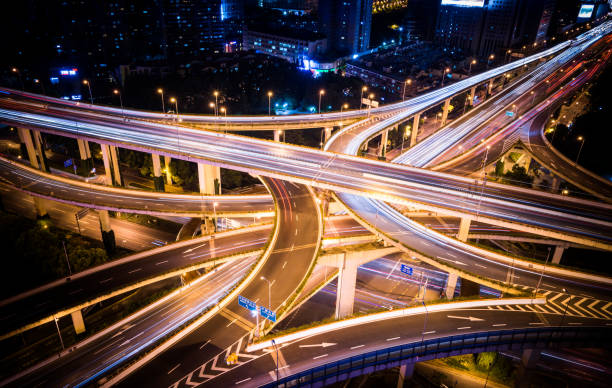 vista aérea de una carretera muy transitada intersección - shanghai car speed driving fotografías e imágenes de stock