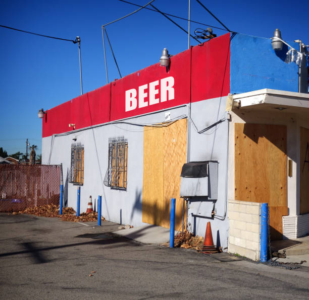 istock urban liquor store 891879694
