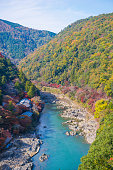 draufsicht-auf-den-fluss-und-wald-im-herbst-in-arashiyama.jpg?b=1&s=170x170&k=20&c=h1f7-bBFOn4vsOd5z4FiVdgv2By8CeZXhcXil20BNC8=