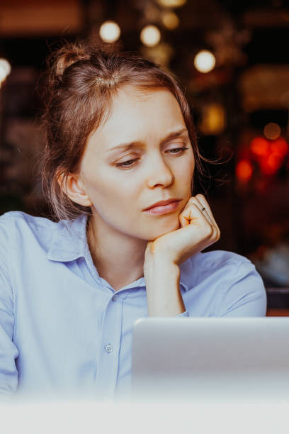 istock Concentrated woman reading business article_tone 891882472