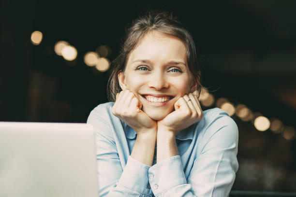 istock Pretty business lady leaning on hands_tone 891882556