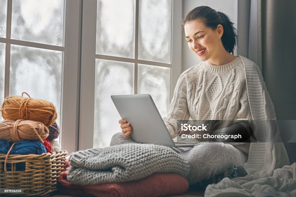 여자 창 근처에 앉아 - 로열티 프리 겨울 스톡 사진