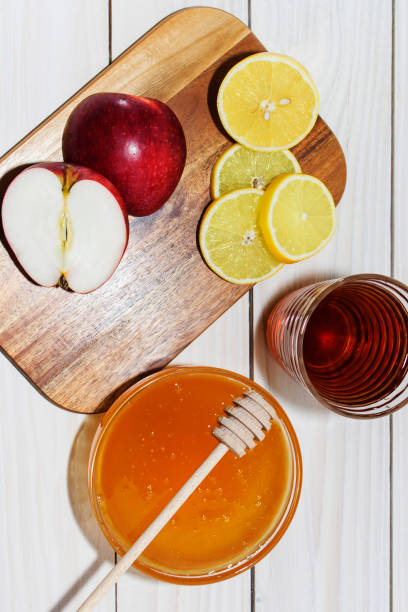 istock Honey and lemon. the natural medicine 891937392