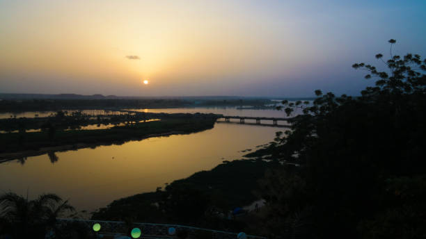 vue aérienne de fleuve niger à niamey au niger du coucher du soleil - niger delta photos et images de collection