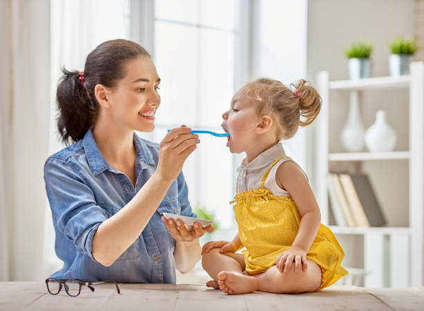 mother フィーディング彼女の子 - 動物の摂食 ストックフォトと画像