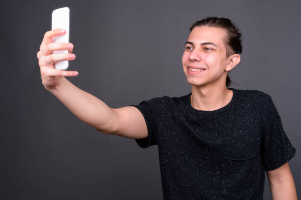 istock Young androgynous man with long hairstyle 891949728