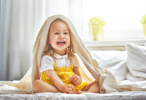bebê na cama - baby cheerful child blanket - fotografias e filmes do acervo