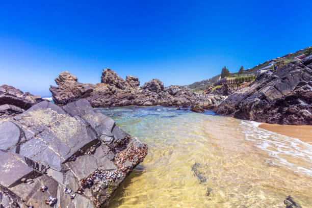 der strand von arch rock in keurboomstrand in der nähe von plettenberg bay - plettenberg bay tourist resort south africa coastline stock-fotos und bilder