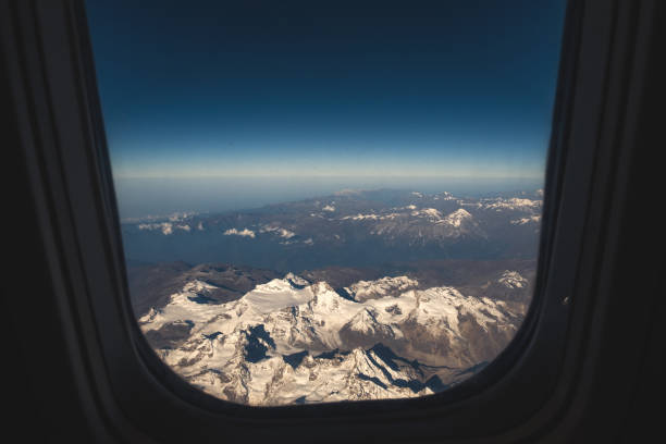 飛行機の窓からヒマラヤ山と青の空の地平線の上から見たイメージ - mountain range earth sky airplane ストックフォトと画像