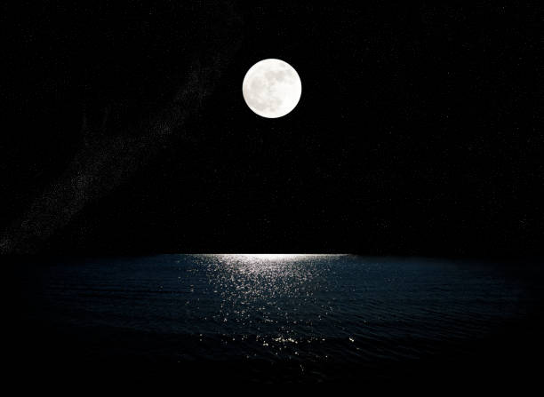 istock Full moon from the sea 891984874