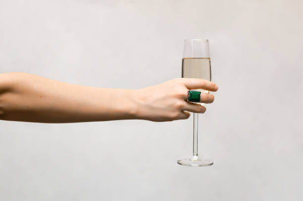 шампанское в женских руках. - champagne flute wine isolated wineglass стоковые фото и изображения
