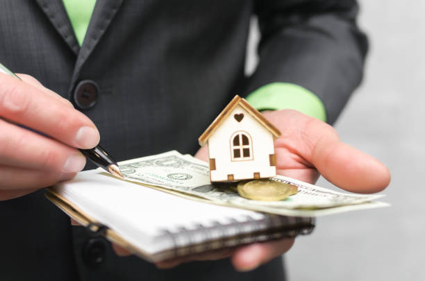 istock Real estate agent. Home insurance. 891992068
