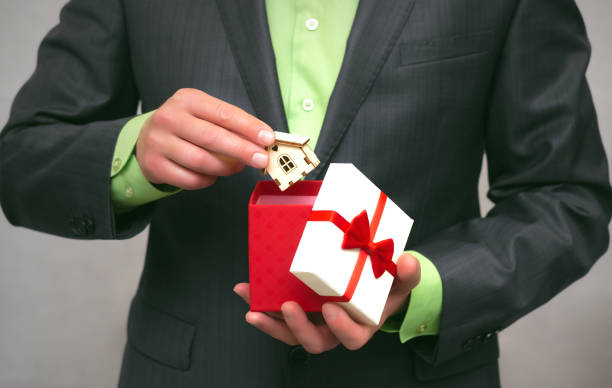 istock Real estate agent. Home insurance. 892002224