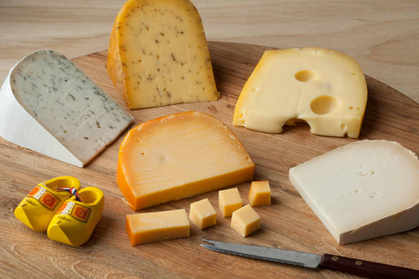 ducht チーズの盛り合わせ - dutch cheese 写真 ストックフォトと画像