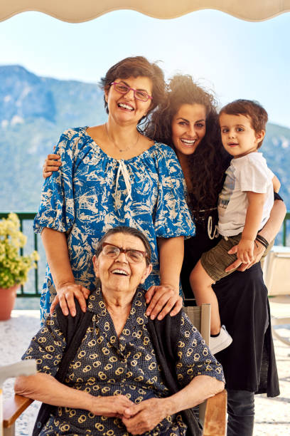 vier generationen zusammenleben - great grandmother stock-fotos und bilder