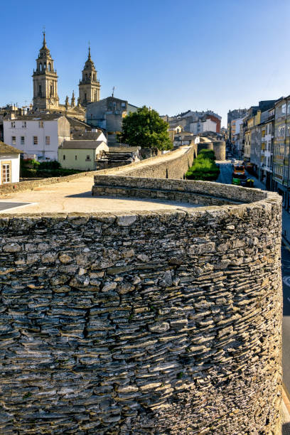 primo passo delle storiche mura romane nel centro di lugo, galizia, spagna - architettura ed edifici foto e immagini stock