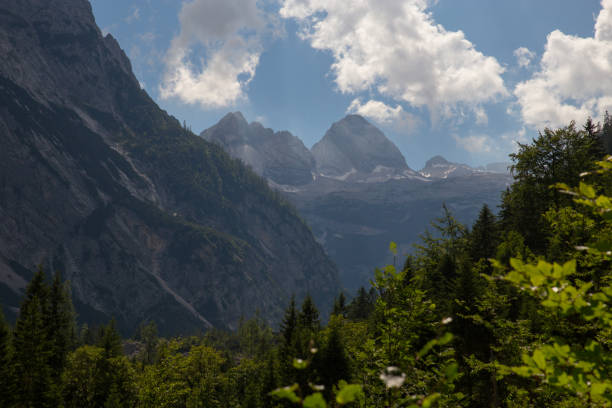 alpi bavaresi - wetterstein mountains summer hut european alps foto e immagini stock