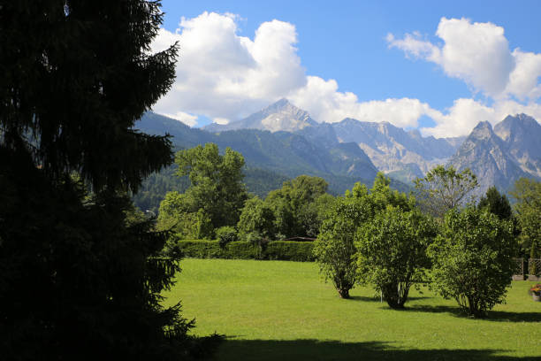 alpi bavaresi - wetterstein mountains summer hut european alps foto e immagini stock