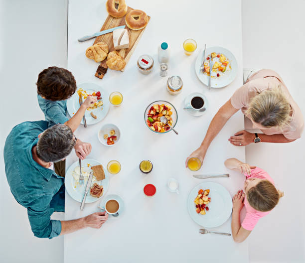 그건 꽤 확산 - family dining table breakfast eating 뉴스 사진 이미지