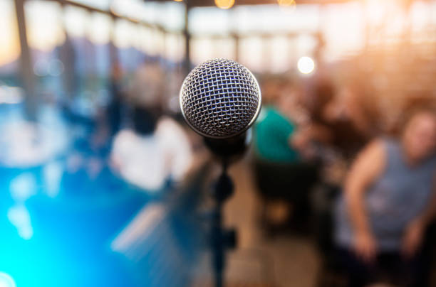 microphone infront of an out of focus audience - press conference public speaker politician speech imagens e fotografias de stock